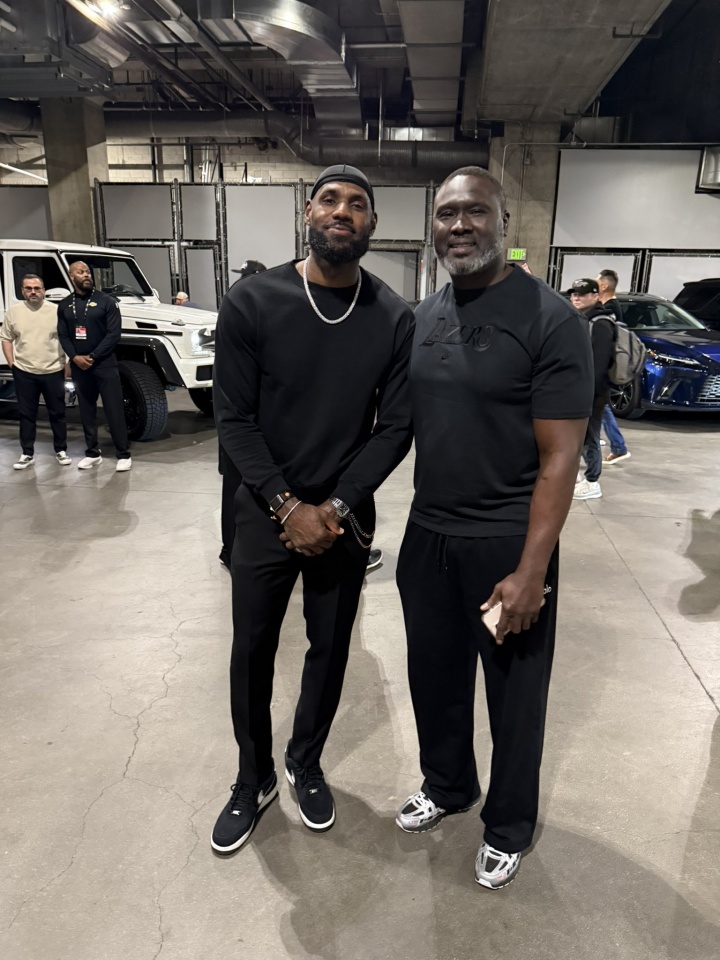 让詹姆斯看起来很小只🤣阿杜·蒂耶罗父亲晒照：我和GOAT🐐