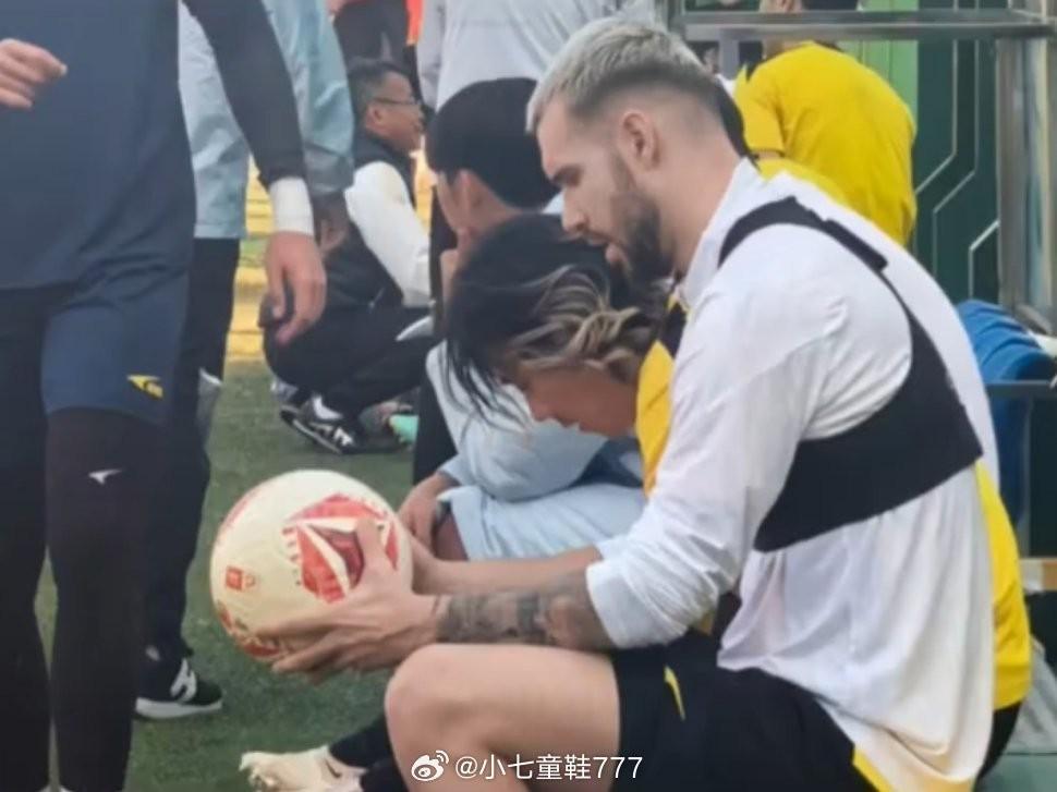 kaiyun sports-即将加盟？网传图片显示原三镇外援图多列正跟随广州豹训练